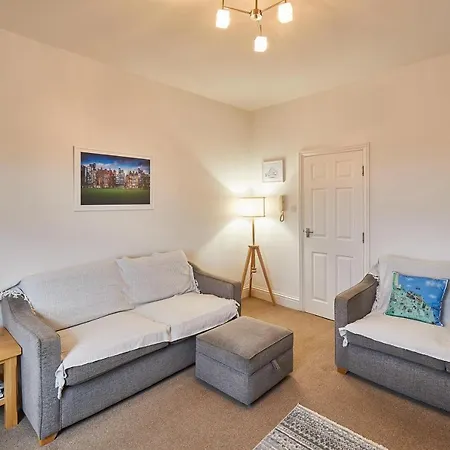 Host & - Fox's Hideout * Whitby