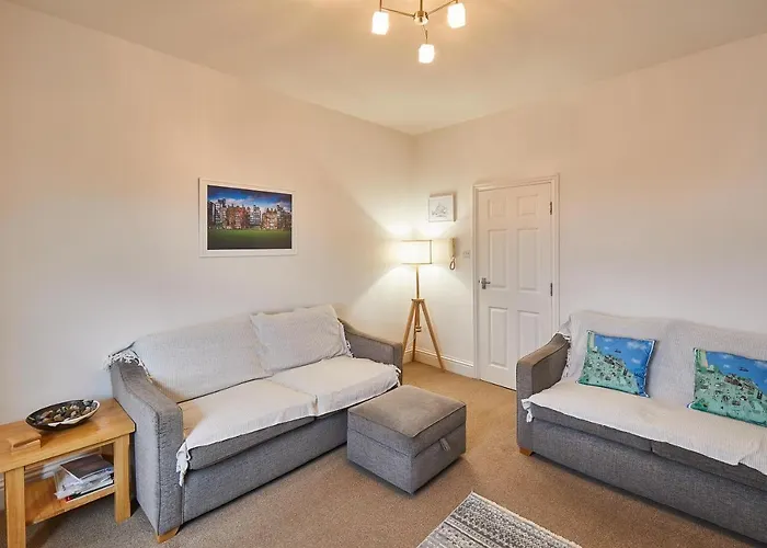 Host & - Fox's Hideout * Whitby