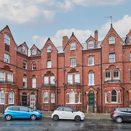 Host & - Fox's Hideout Apartment