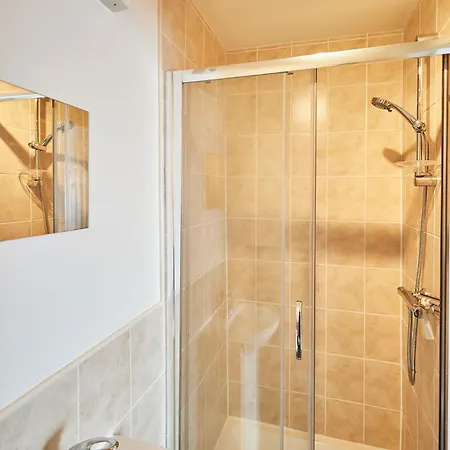 Host & - Fox's Hideout Apartman