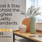 Host & - Fox's Hideout Apartment Whitby