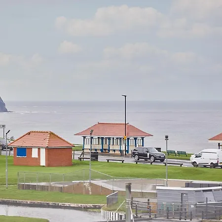 Host & - Fox's Hideout * Whitby